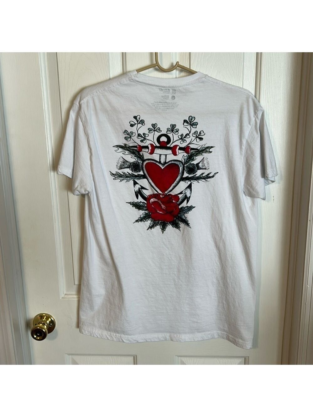 The Metropolitan Museum of Art t-shirt. Heart and anchor tattoo design. Size L
